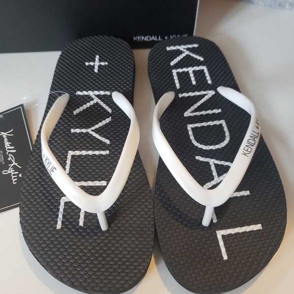 New! KENDALL & KYLIE flip flops. Size 6 - Picture 3 of 4